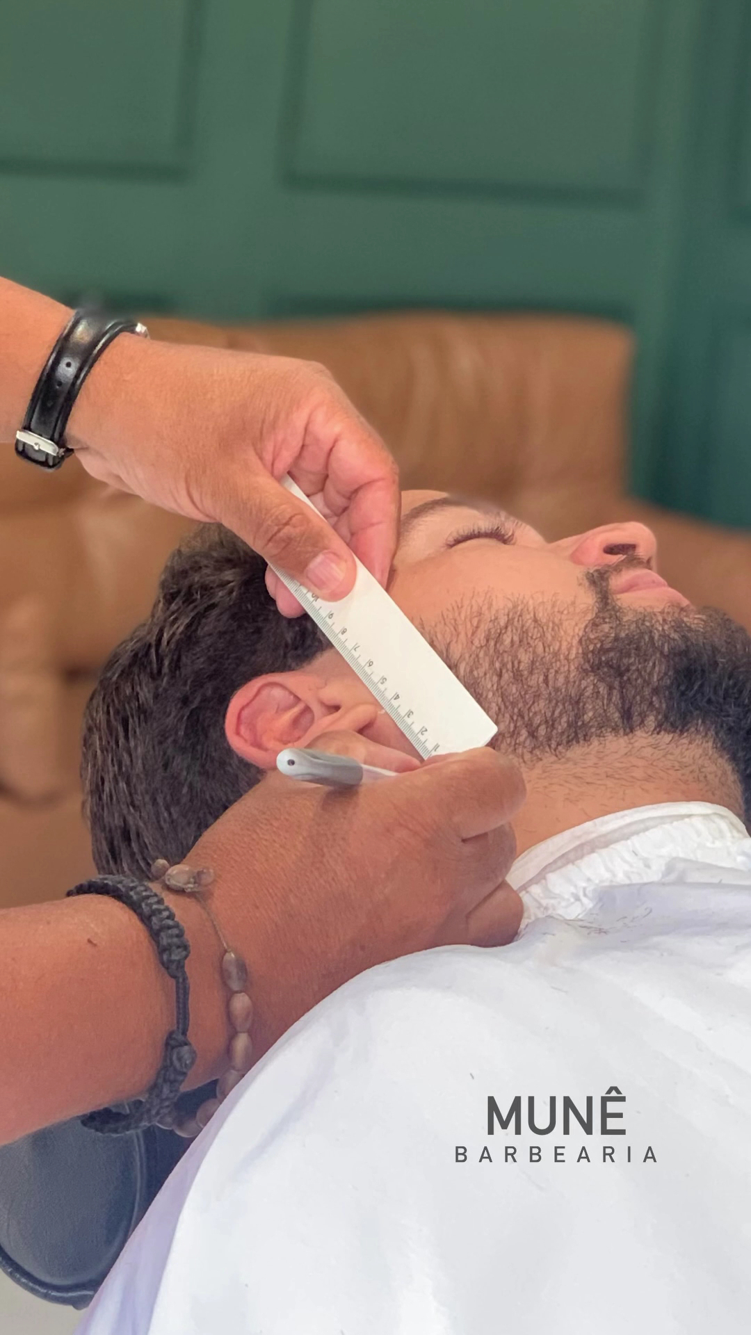 Acabamento de barba com navalha na MUNÊ Barbearia